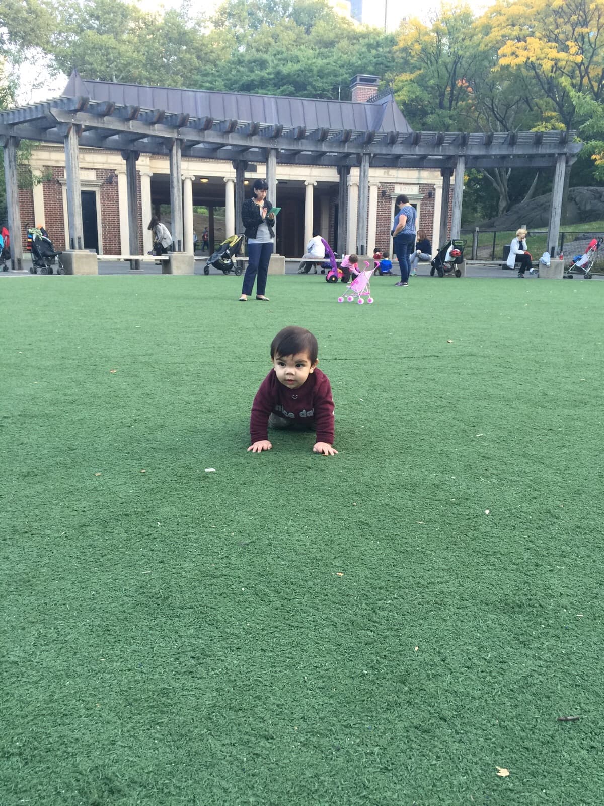 Alejandra no aguanta la emoción de celebrar la primera navidad de su hijo Matteo de casi 9 meses. Mira las fotos más cute de Matteo, un bebé tan stylish como su mamá.