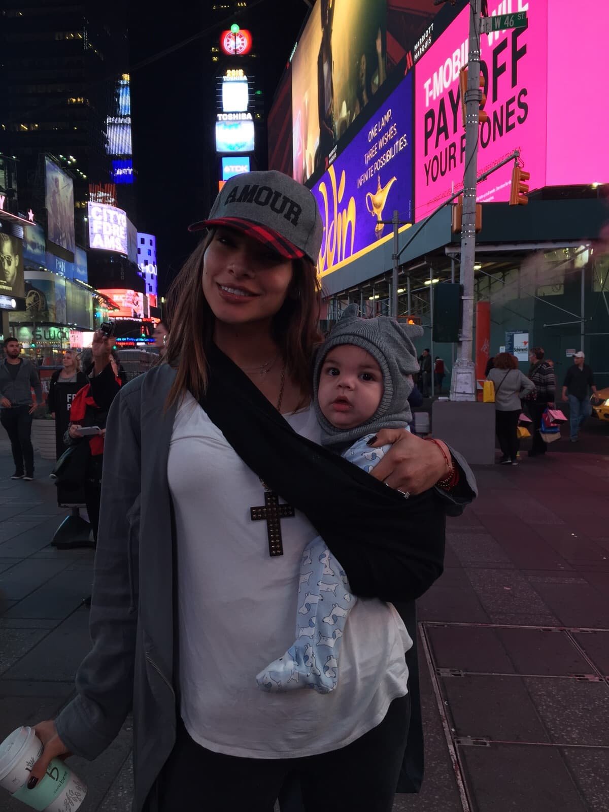 Alejandra no aguanta la emoción de celebrar la primera navidad de su hijo Matteo de casi 9 meses. Mira las fotos más cute de Matteo, un bebé tan stylish como su mamá.