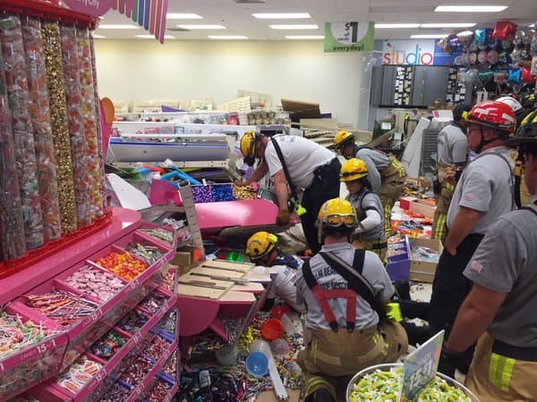 Tres heridos tras colapso de estante en Party City