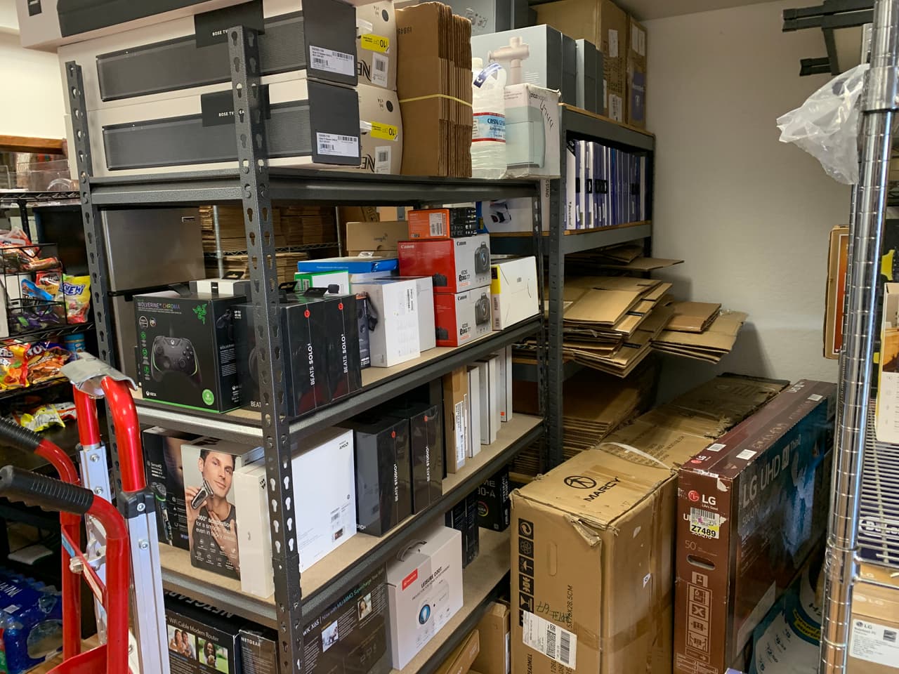 Los electrónicos robados se almacenaban en una bodega de Sacramento, pero los asaltos se realizaban en sucursales de Apple en Yolo, Monterey, Alameda, Santa Clara, Contra Costa, Marin, San Francisco, Orange, San Bernardino, San Diego, y Riverside.