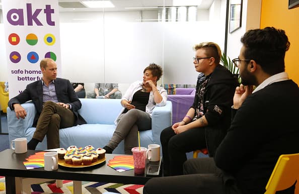 El
<b><a href="https://www.univision.com/temas/principe-william" target="_blank">príncipe Wiliam</a></b> se presentó este miércoles 26 de junio en la
<b><a href="https://www.akt.org.uk/" target="_blank">Fundación Albert Kennedy</a></b> (foto), en Londres, para formar parte de un evento relacionado a sus actividades benéficas.