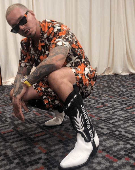 <b>7. Es irreverente.</b> Su estilo, dijo a la revista Vogue de México, "es indescifrable, va cambiando, va evolucionando. A veces es más local, a veces es más internacional". Eso explica por qué puede combinar un look tropical, como estos shorts, con botas vaqueras.