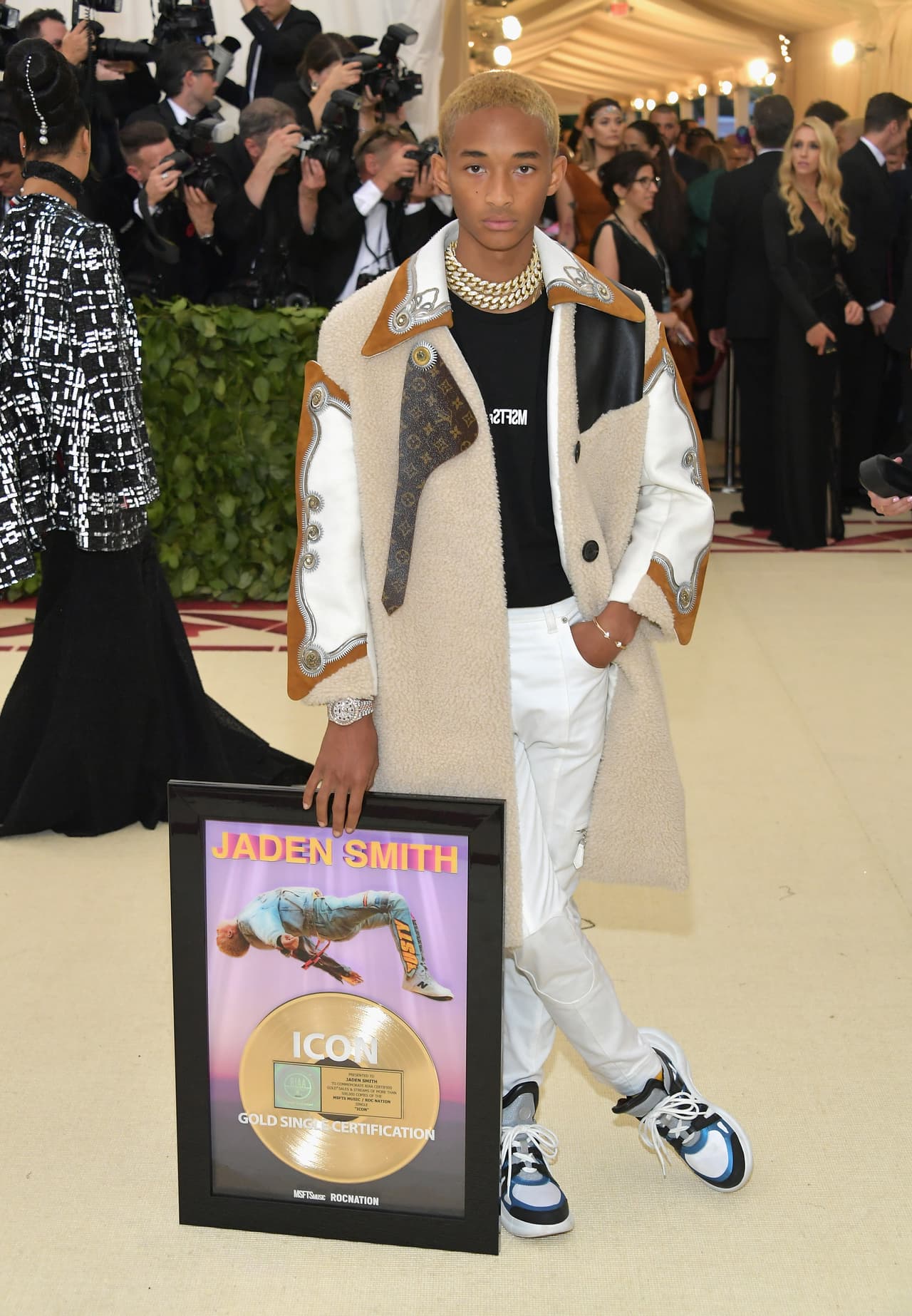 Uno de los accesorios más incomprendidos fue el disco de oro con el que el rapero Jaden Smith, hijo del actor William Smith, acompañó su gabardina Louis Vuitton de denim blanco.