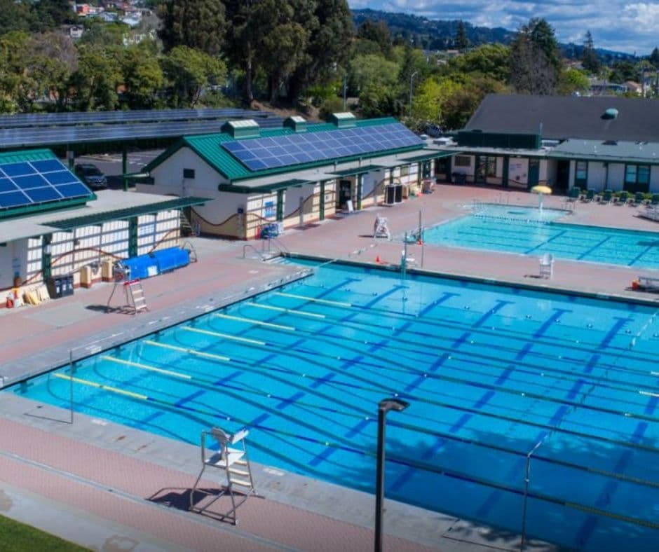 El centro recreativo El Cerrito cuenta con piscinas con calefacción, aunque durante el verano esto no sea necesario. Este centro cuenta con tres áreas principales para que las personas sin importar la edad disfruten de ella. 
<b>Más información <a href="http://www.el-cerrito.org/156/Swim-Center" target="_blank">aquí.</a></b>