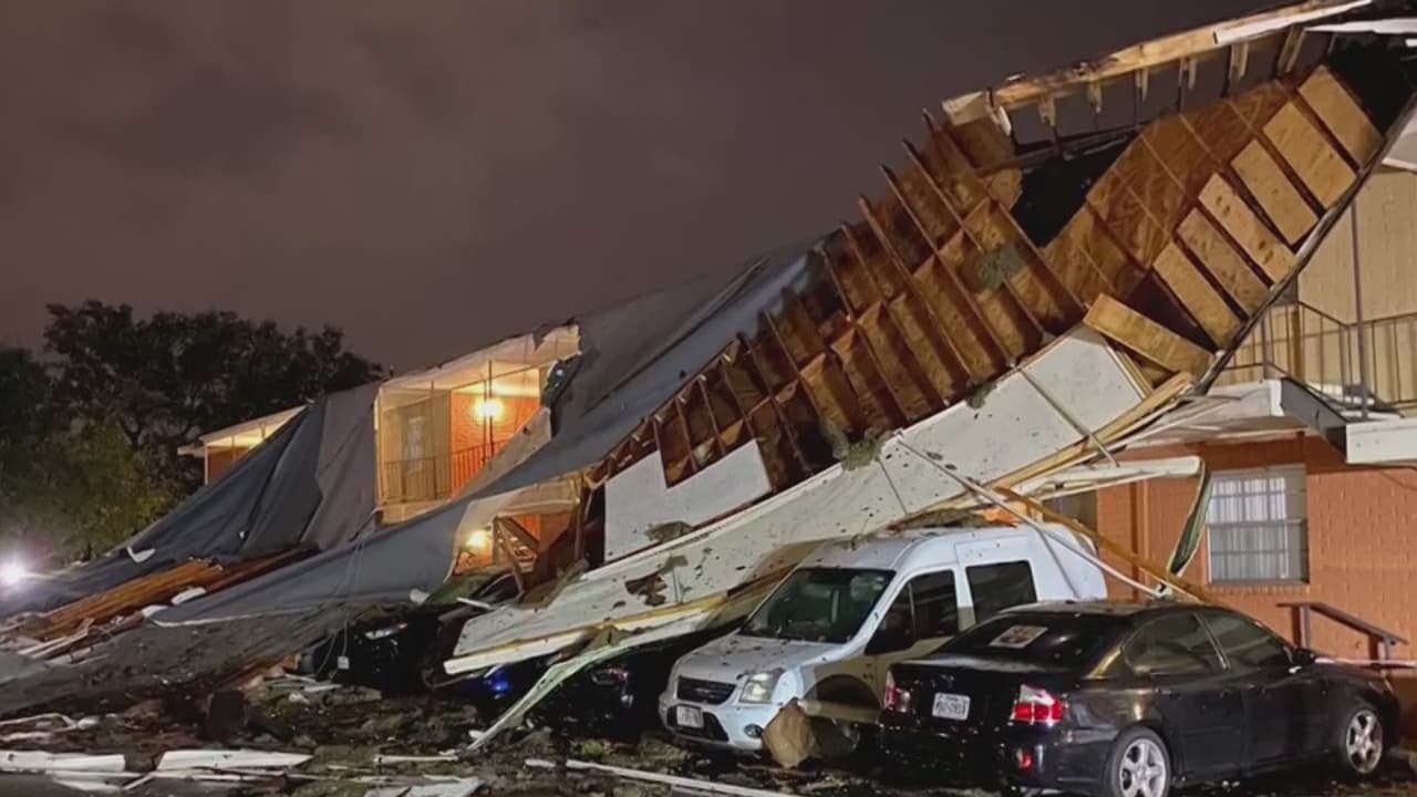 Las autoridades confirman que en total tres complejos de apartamentos, dos complejos comerciales, una iglesia y una casa resultaron afectadas en la noche de este martes luego de que se registrarán vientos intensos de hasta 70 millas por hora. Alrededor de 75 familias se vieron impactadas y tuvieron que ser evacuadas.