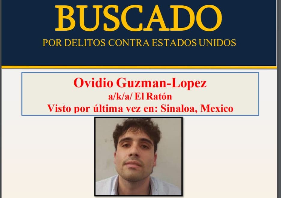 Ovidio Guzmán López, el menor de la dinastía, dio sus primeros pasos en el crimen organizado a la edad de 18 años, tras el asesinato de su hermano mayor Edgar, quien fue abatido en un fuerte tiroteo en el estacionamiento de un centro comercial de Culiacán en 2008, según el Departamento de Estado.