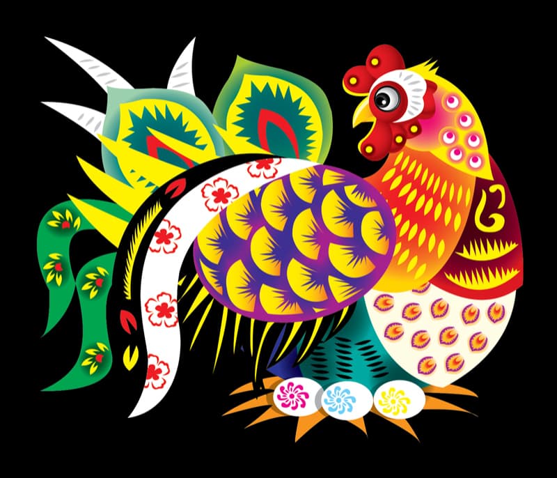 Dentro del horóscopo chino al gallo le corresponde el elemento fijo metal, y se considera un signo yin o de polaridad negativa. Su nombre en idioma chino es ( 公雞, Gōngjī ), o abreviado jī.