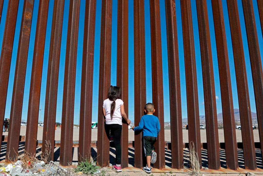 Biden promete crear un equipo de trabajo para ubicar a los padres de 545 niños separados de sus familias en la frontera