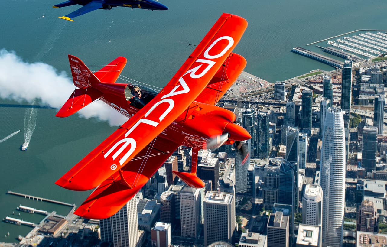 Sean D. Tucker es uno de los pilotos que forma parte del equipo Oracle. Tucker ha ganado varios campeonatos nacionales de acrobacias aéreas y en 2008 fue incluido al Salón de la Fama de la Aviación.