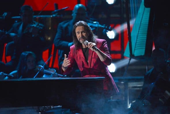 Por su parte Marco Antonio le puso su romanticismo al tema.