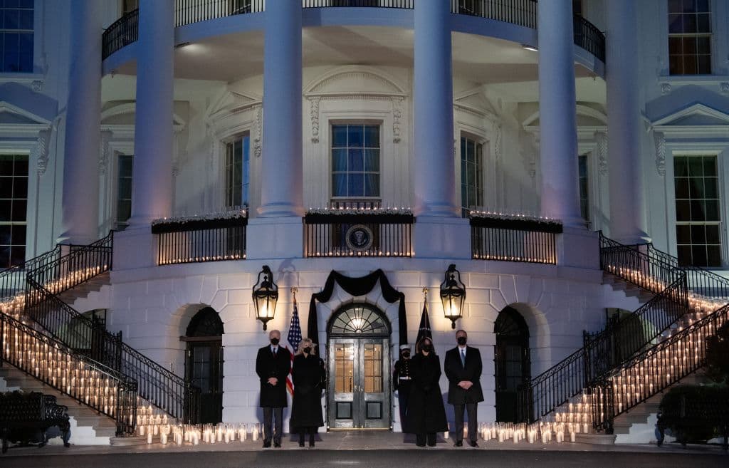 El presidente Joe Biden, su esposa, la doctora Jill Biden, la vicepresidenta Kamala Harris y su esposo, Doug Emhoff, guardaron un momento de silencio en recuerdo de las víctimas en la ceremonia de esta tarde en la 
<b>Casa Blanca</b>.