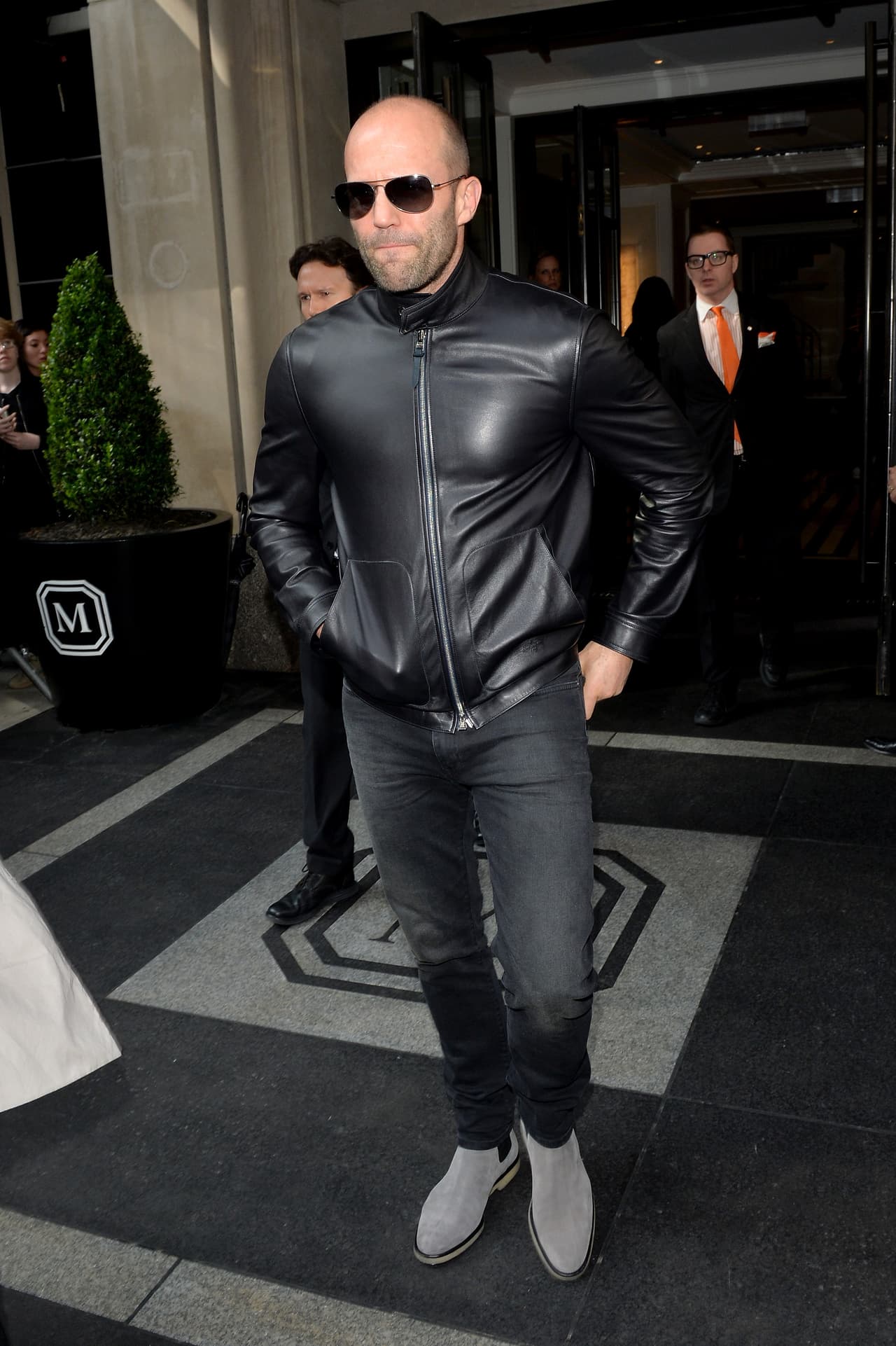 Ok! Que alguien traiga algo con qué apagar el fuego de este hombre.