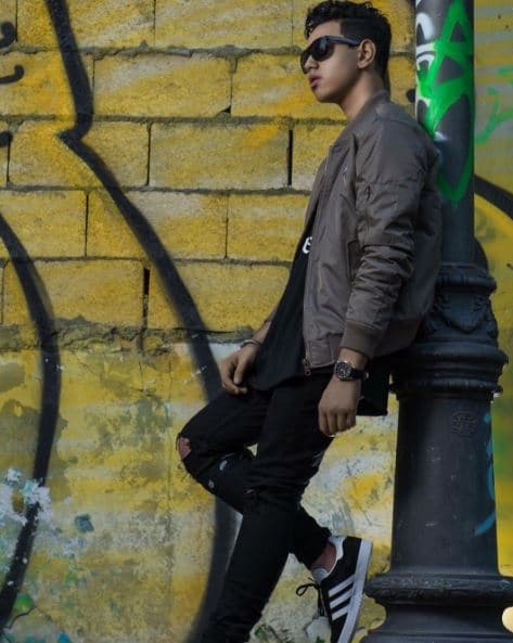 A Jorge le gustan los colores oscuros y usar lentes cuando puede.