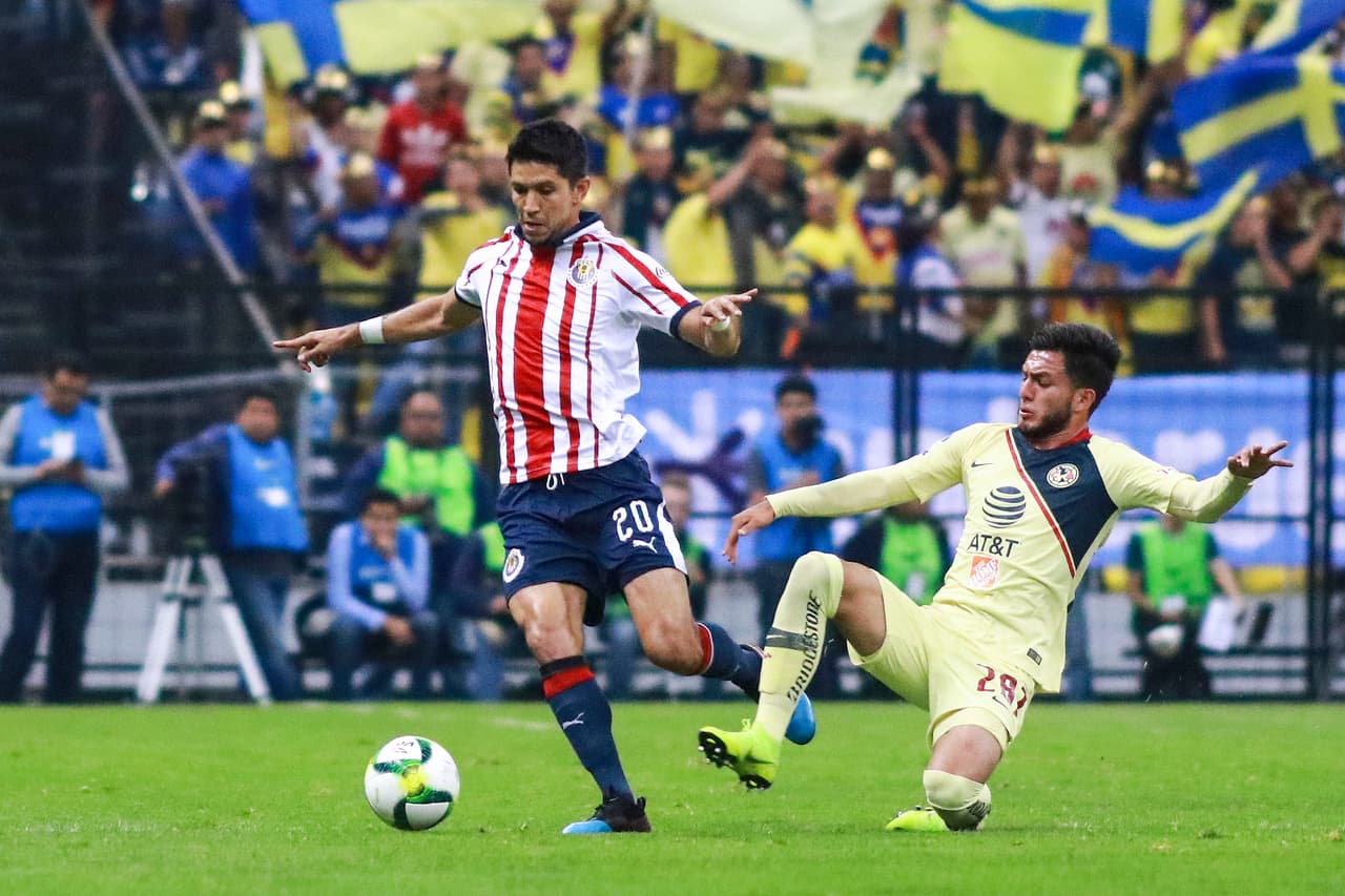 Las Chivas estaban apostando a tomar mal parado a un ofensivo e insistente América. En la imagen Jesús Molina (20) en un contragolpe que, por un rápido regreso en defensa de las Águilas, se frustró.