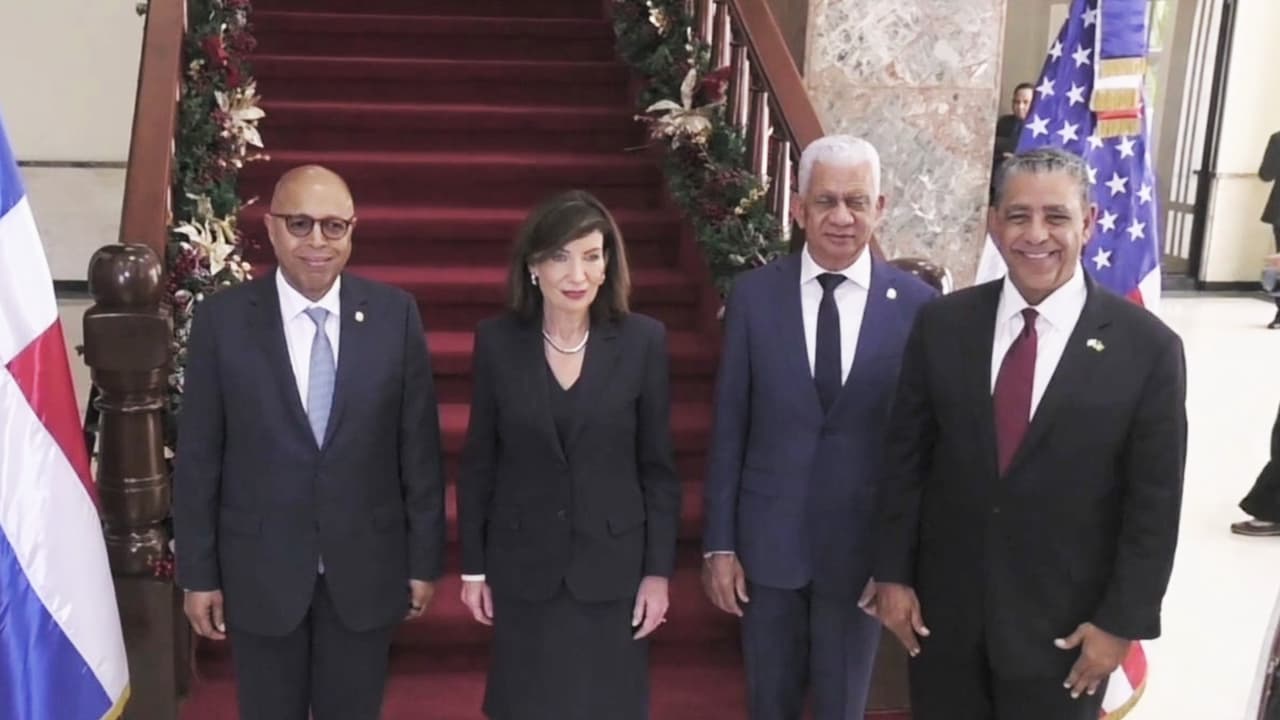 Gobernadora Hochul firma acuerdo de colaboración con República Dominicana