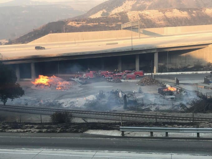 La situación obligó a las autoridades al cierre total de principales carreteras y conexiones con otras vías que comunican a la zona norte con el centro y sur de la ciudad de Los Ángeles.