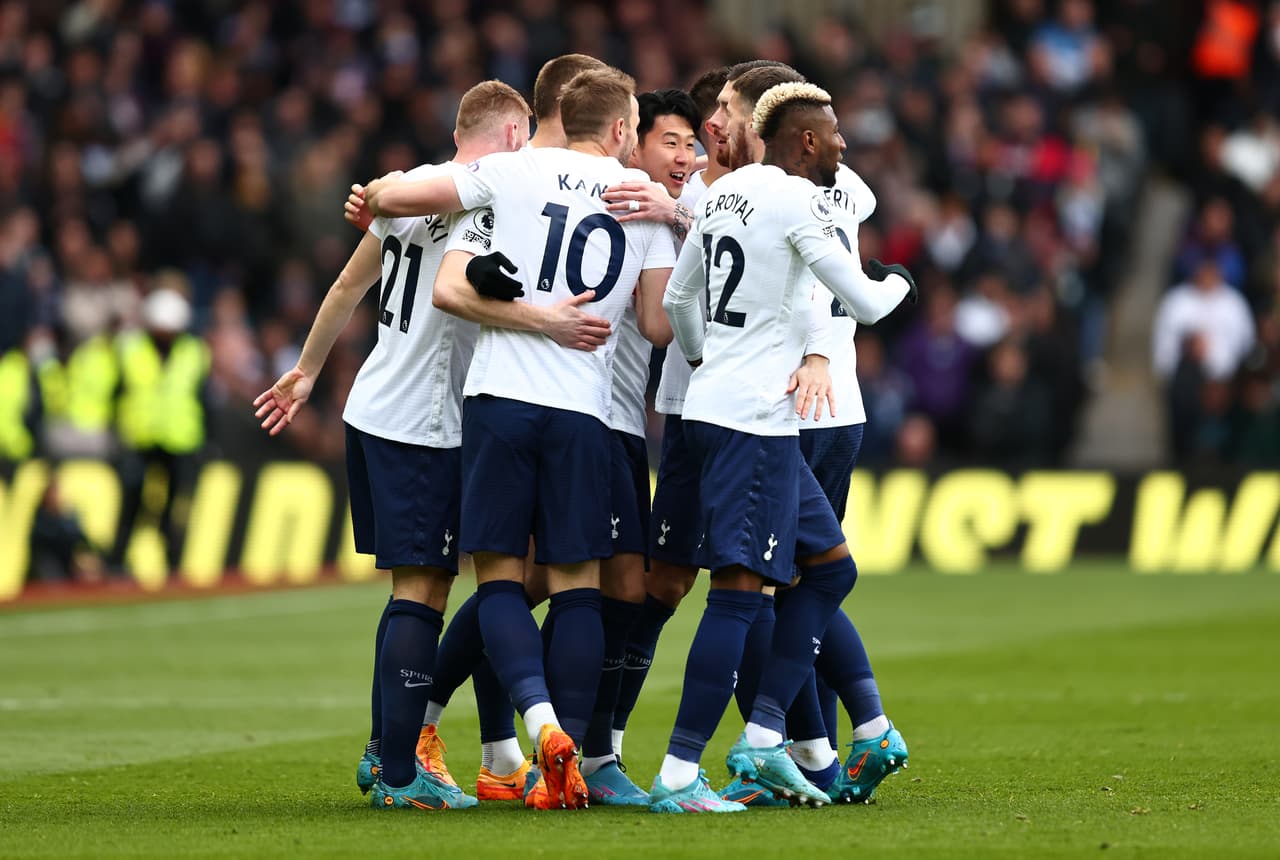 Tottenham superó 0-4 al Aston Villa.