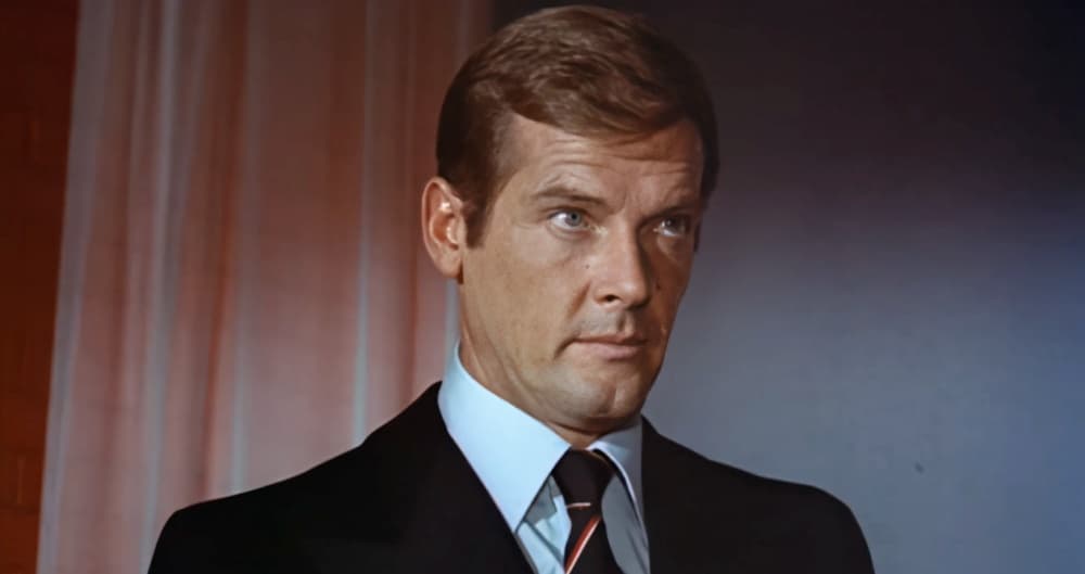 Roger Moore como James Bond