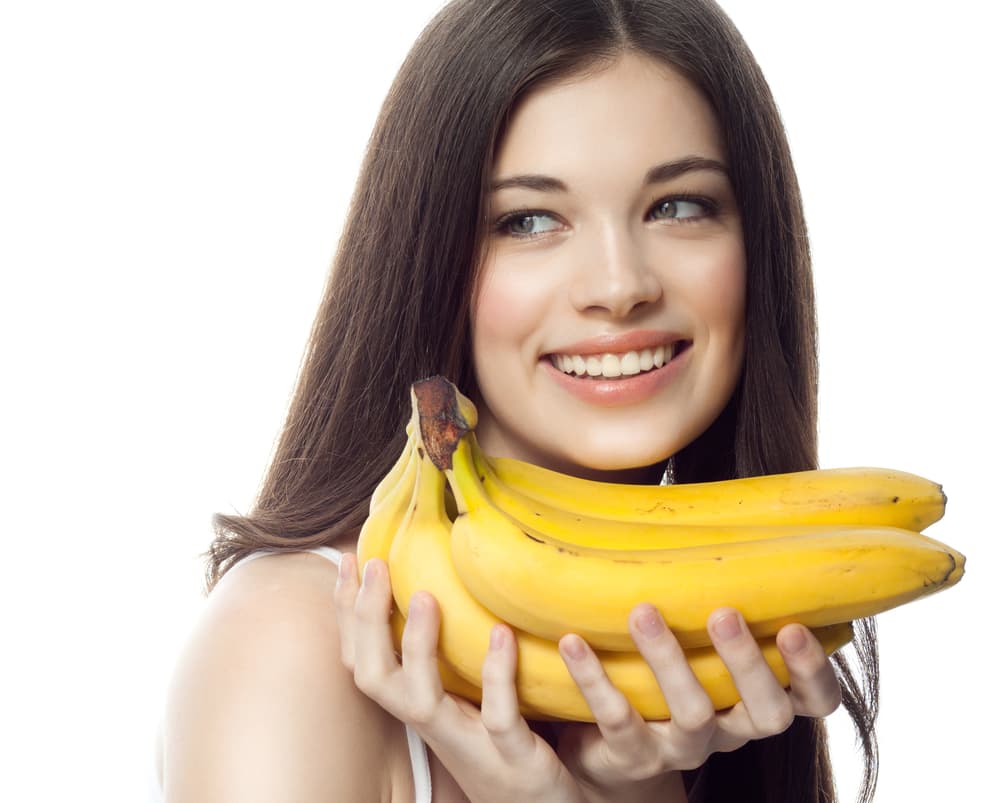 <b>PLÁTANO.</b> También conocida como banana es la fruta más adecuada para una piel seca y hasta para retirar manchas como las que aparecen en tus manos.