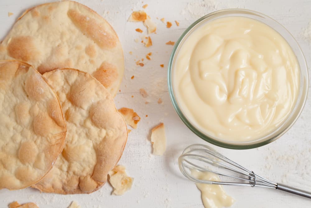 Vacía la mezcla a un tazón y agrega el huevo checa que todo los ingredientes estén bien incorporados. Ahora agrega la granola y algún ingrediente adicional como las pasas y las chispas. Con una cuchara para helado, forma bolitas y colócalas en la charola para hornear.