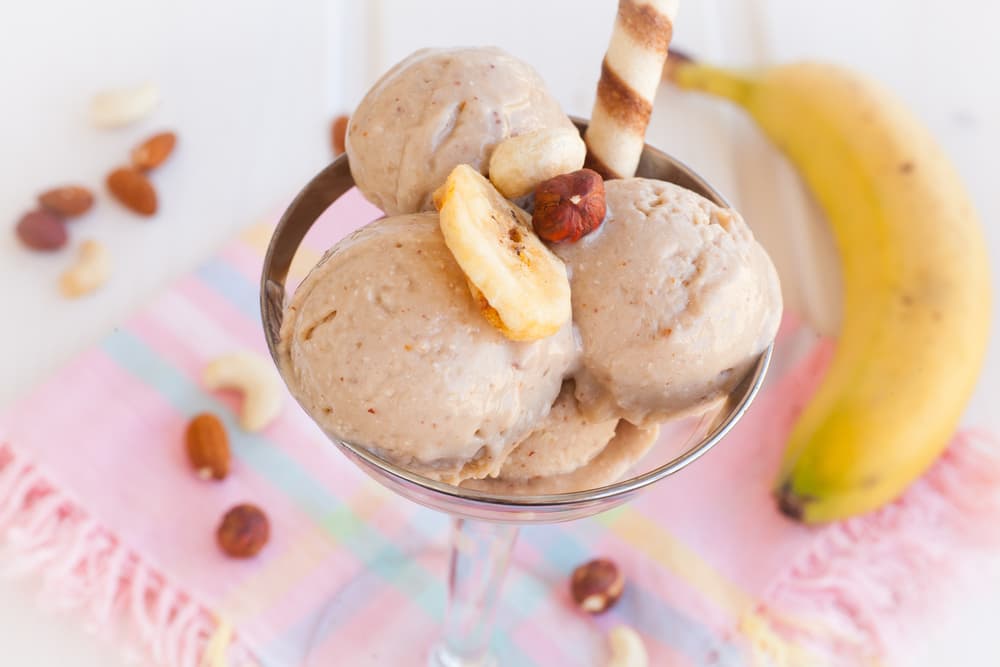Helado. Al principio te puede parecer un poco raro un helado con este ingrediente, pero su sabor terminará por convencerte. Los ingredientes que necesitas solo son de 5 a 6 plátanos congelados ya sin la cascara.