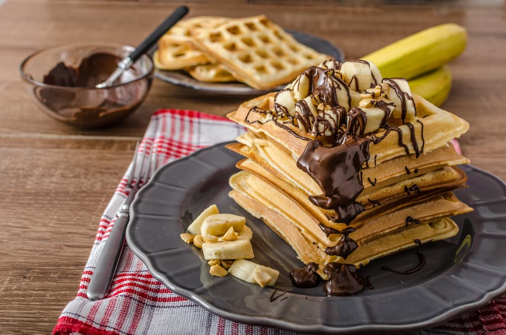 Comienza combinando los huevos, los plátanos, el yogur, las semillas de lino y el polvo para hornear en una licuadora hasta tener una mezcla homogénea. Deja reposar.