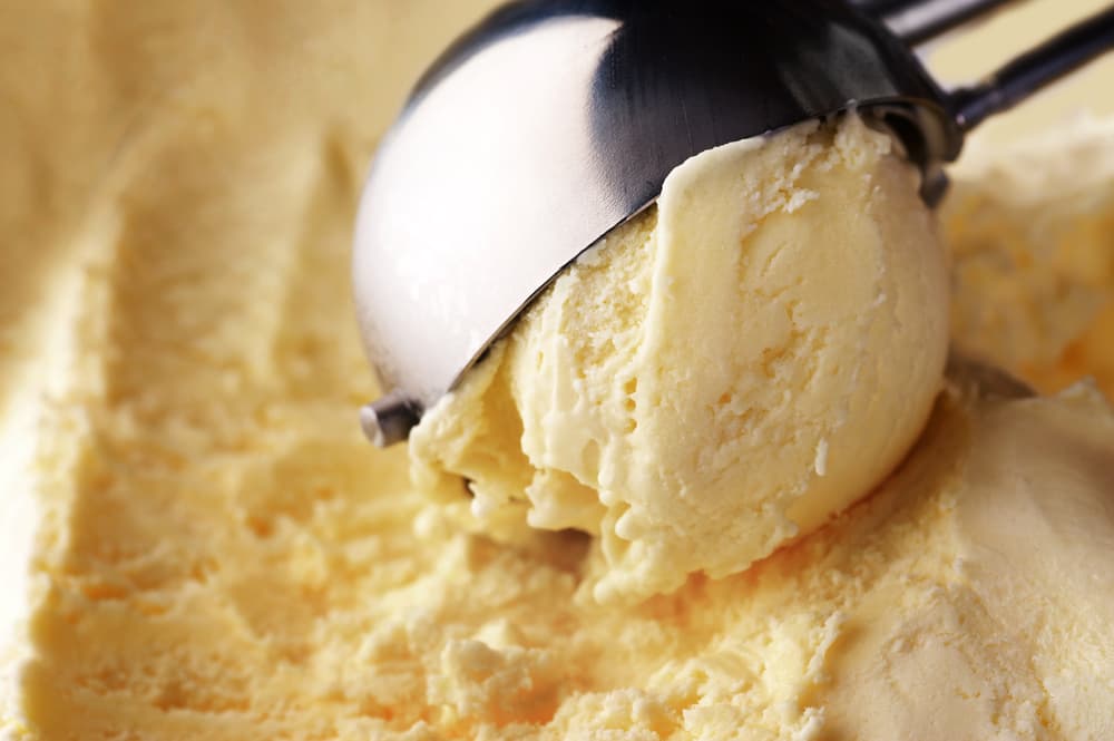 Debes comenzar la preparación cortando los plátanos en pedazos pequeños y colócalos en un procesador de alimentos y licua durante 1 minuto. Así de sencillo obtienes helado de plátano.