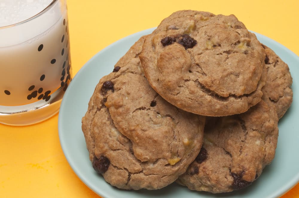 Ya en la charola debes aplástalas para darles forma y ahora si hornéalas por 10 o 12 minutos, volteando las charolas a la mitad del tiempo. Después retíralas del horno cuando estén ligeramente doradas y déjalas enfriar.