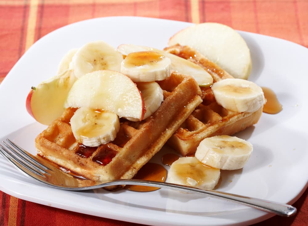 Waffles de plátano. Con este desayuno ni recordarás que usaste los plátanos maduros, así que lleva a la mesa 4 huevos, 2 plátanos medianos, hechos puré y 1/2 taza de yogur griego.