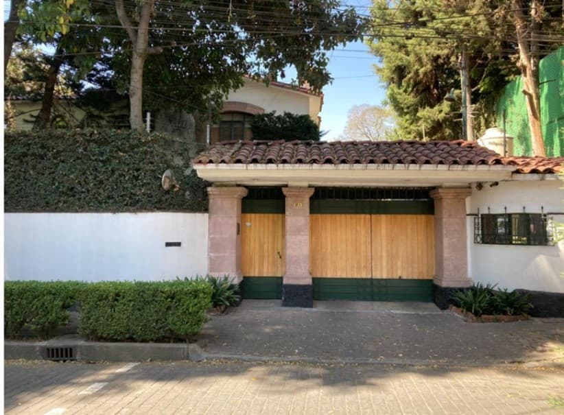Casa del cardenal en el barrio La Florida, Ciudad de México.