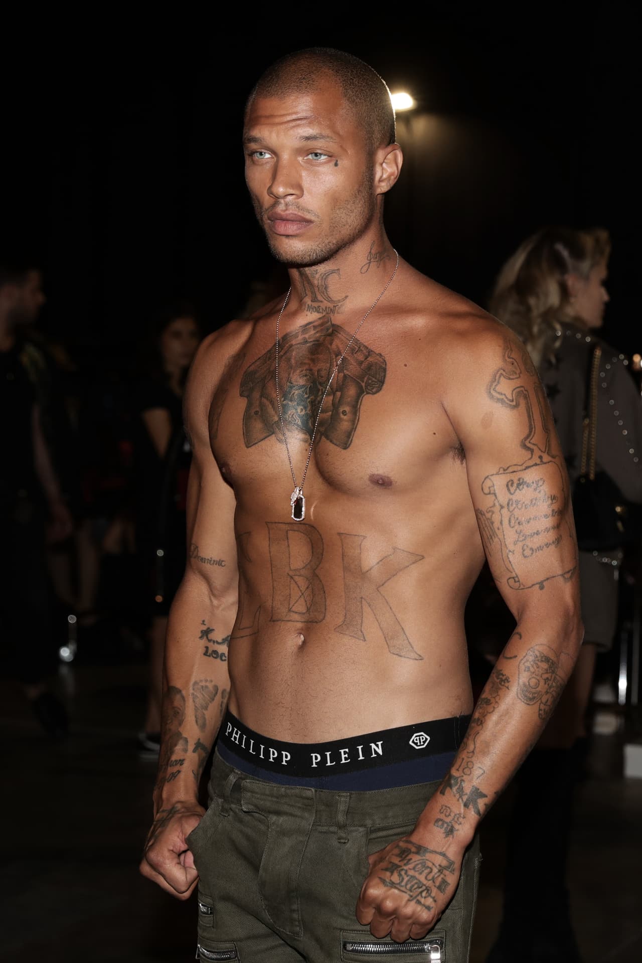 Por ejemplo, estuvo en el Festival de Cine de Cannes 2017 con famosos que se han vuelto muy cercanos a él.