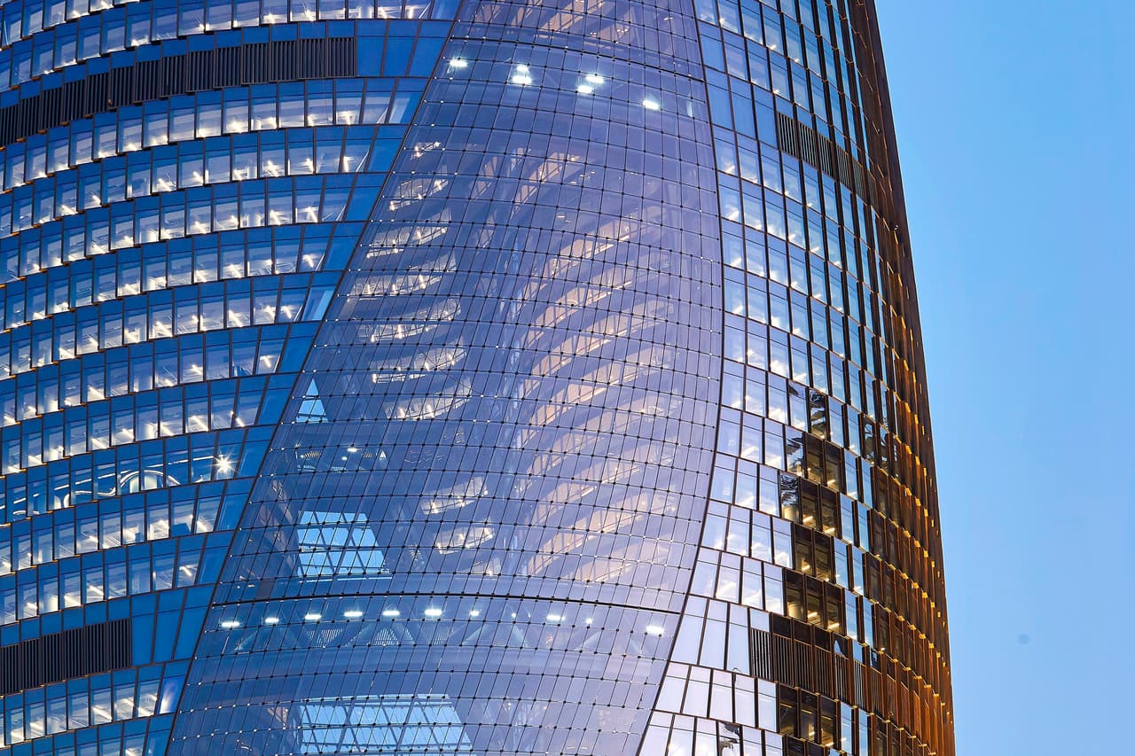 El atrio de la torre Leeza SOHO tiene una fachada de cristal, por lo que la luz atraviesa las dos mitades del edificio a toda hora. Además ofrece una vista excepcional a las concurridas calles de Pekín.