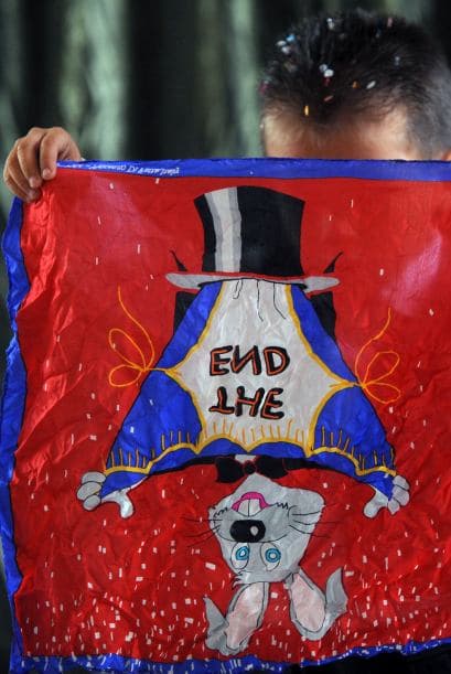 "Él recibe clases de magia dos o tres veces por semana, como otros niños van al fútbol. Yo voy a su casa, o él viene a mi tienda de magia, donde tenemos una sala en la que puede ensayar. Pero no se le puede saturar, él tiene que llevar una vida normal de niño", dijo Chalo's.