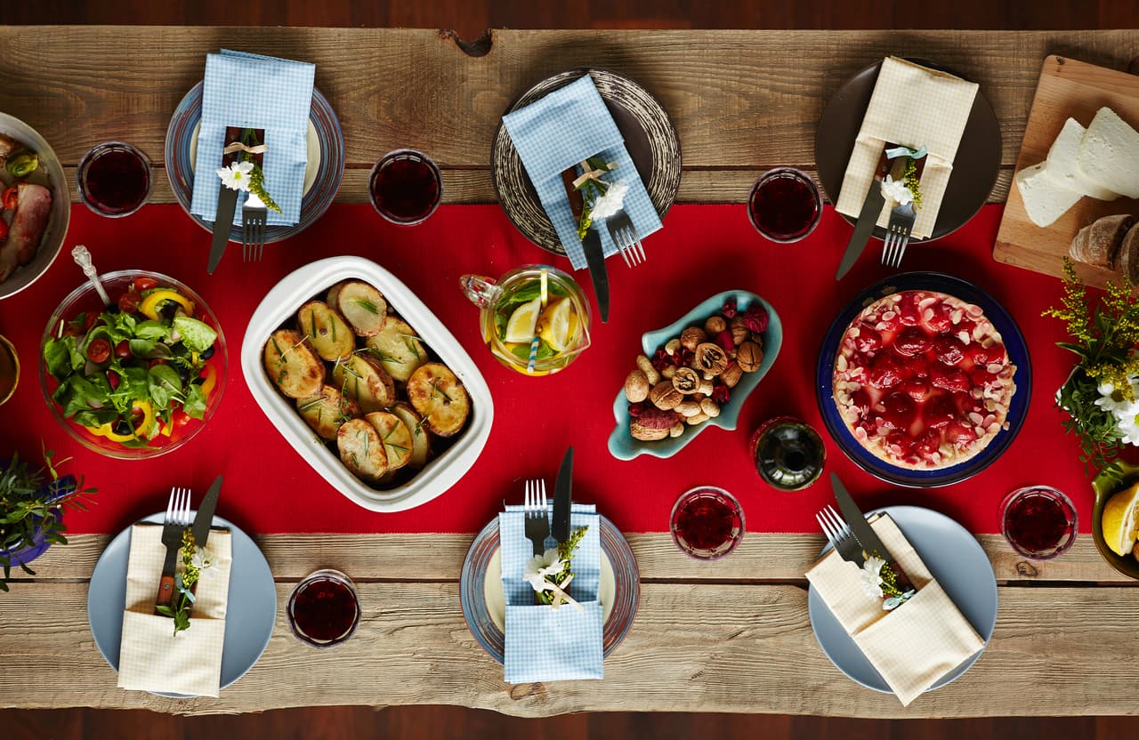 No olvides servir una mesa ambientalmente responsable también. Si compras tus alimentos producidos localmente y reduces la proporción de carne que se sirve, no solo tendrás una digestión más amena sino habrás reducido significativamente tu huella de carbono ya que el transporte de comida genera grandes emisiones y la industria de la carne es la actividad que libera más gases de invernadero a la atmósfera.