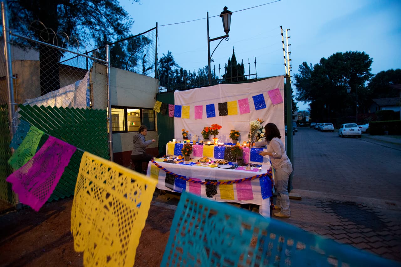El altar para conmemorar el Día de los Muertos frente al colegio Enrique Rébsamen fue construido por los vecinos. La visión tradicional de este día en México no trata a los fallecidos como macabros o aterradores, sino que son vistos como los "queridos difuntos”. En este lugar perdieron la vida 37 personas el pasado 19 de septiembre, 32 niños y cinco adultos.
<br>