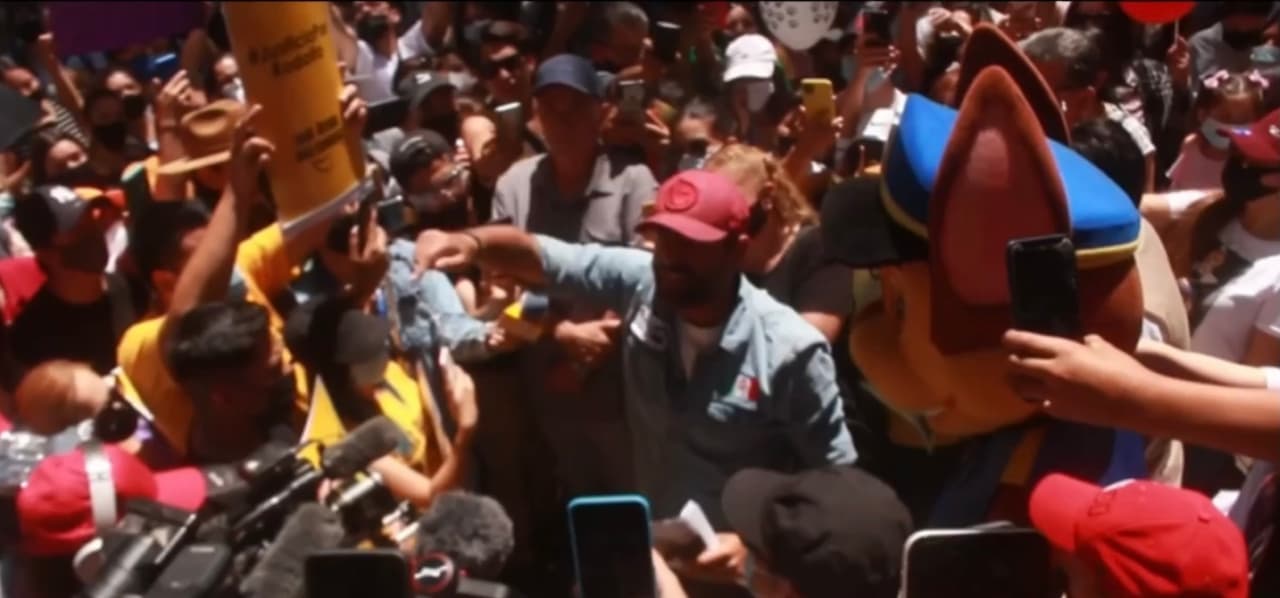 “Psicópatas como ese (joven) pueden ser nuestros vecinos y 
<b>no queremos ese tipo de personas en nuestra sociedad ni cerca de nuestros niños”</b>, aseguró en medio de una manifestación, el activista Arturo Islas, el cual no ha tenido reparo en precisar que la gente que maltrata a animales “son potencialmente asesinos de seres humanos”. 
<br>