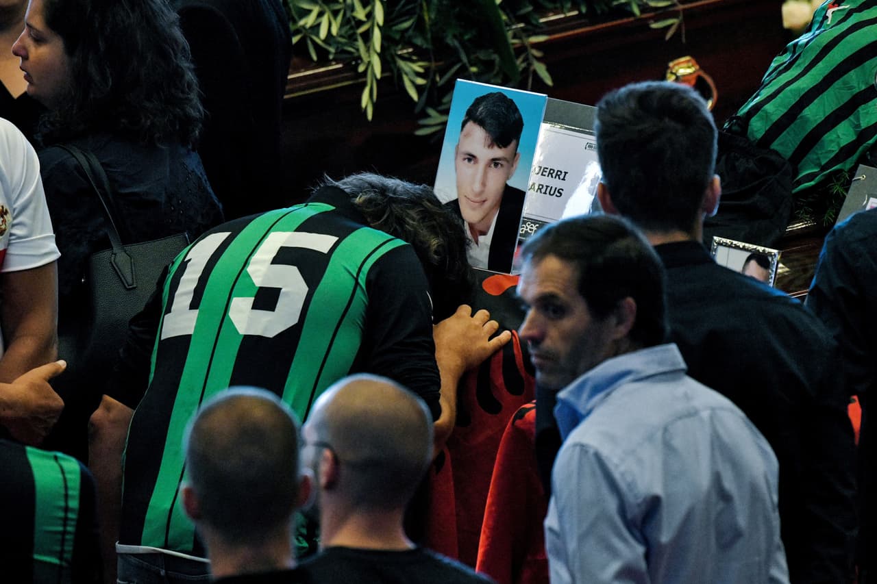 Estuvieron presentes para manifestar su cercanía los jugadores de fútbol de los dos equipos de la ciudad, el Génova y el Sampdoria.