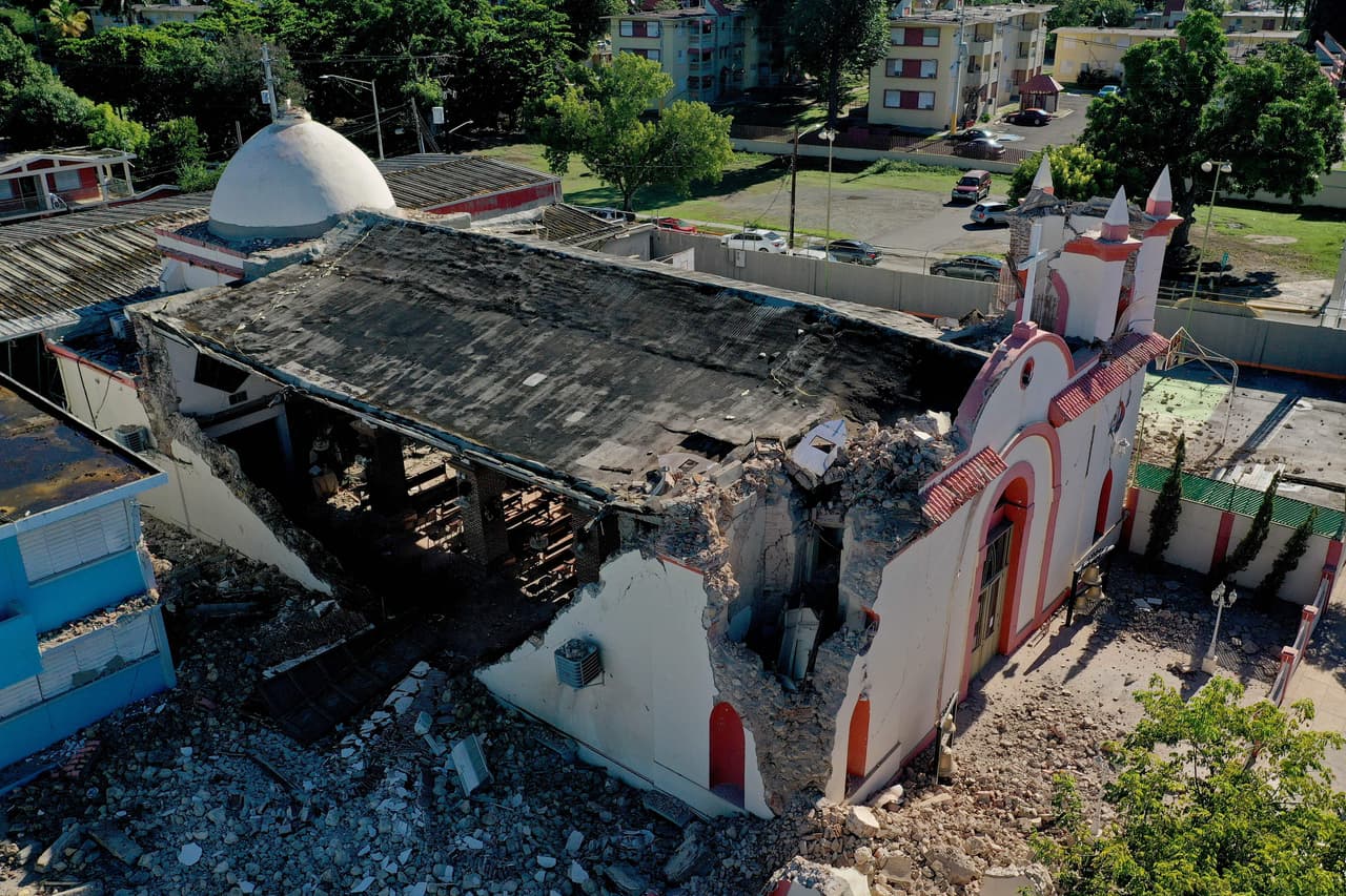 Los daños en la iglesia Inmaculada Concepción, construida en 1841. Luego del sismo de 6.4 en la madrugada de este martes se registraron réplicas de magnitudes entre 5.6 y 4.5. La réplica de 6.0 ocurrió a las 7:18 de la mañana en la misma zona.