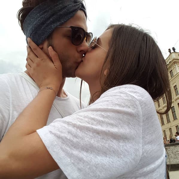 La pareja comparte el gusto de viajar y conocer el mundo tomados de la mano.