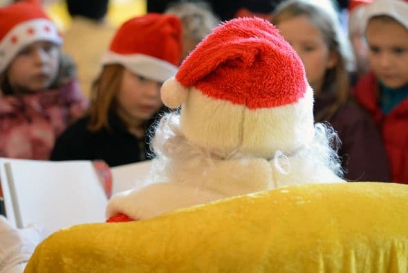 Finalmente, una famosa empresa refresquera, popularizó aun más la imagen de Santa Claus al usarla para sus campañas navideñas a partir de 1931, hasta hoy en día, llevando al regordete feliz y generoso por todo el mundo. Sin embargo, sea cual sea, la versión que creas de Papá Noel, no hay que perder de vista el verdadero y más grande legado de este querido hombre, la bondad, la caridad y la generosidad.