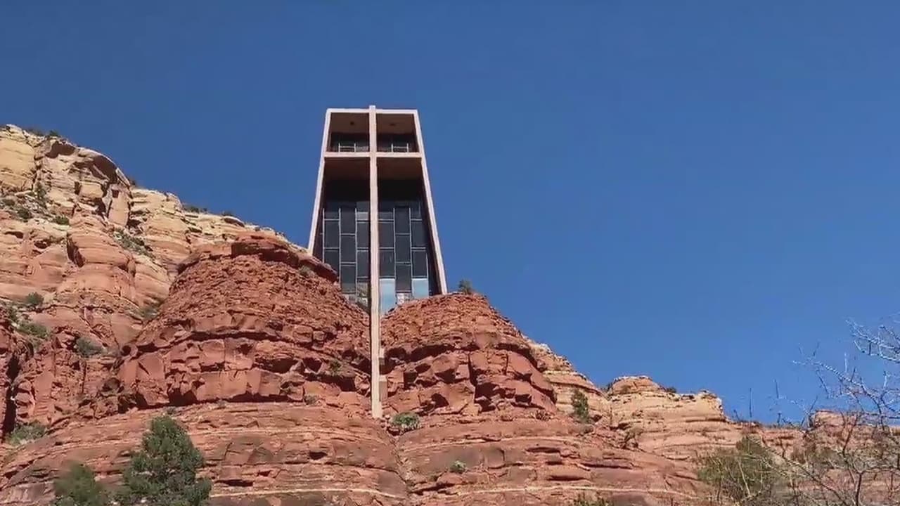 <b><a href="https://www.univision.com/local/arizona-ktvw/explorando-arizona-la-capilla-de-la-santa-cruz-es-una-construccion-unica-en-medio-de-formaciones-rocosas-video">Una construcción única en medio de formaciones rocosas</a></b>: Sedona ofrece espectaculares paisajes debido a sus formaciones rocosas, y en medio de estas sobresale la Capilla de la Santa Cruz, una construcción única que se ha convertido en una parada obligatoria para muchos visitantes.