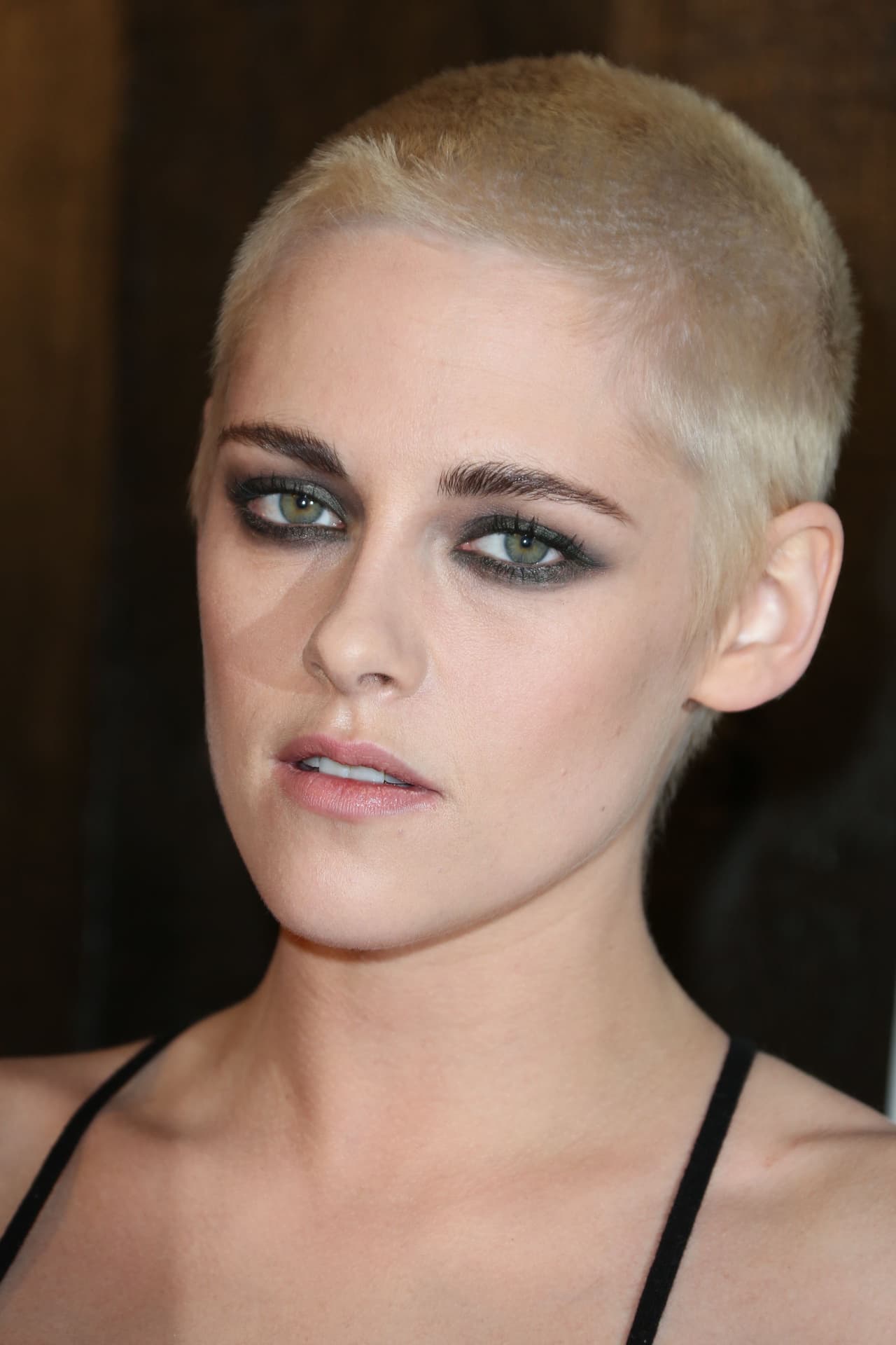 La actriz de 'Twilight' se cortó muchísimo el cabello, casi a rape, y además se lo ha teñido de un tono rubio platinado.