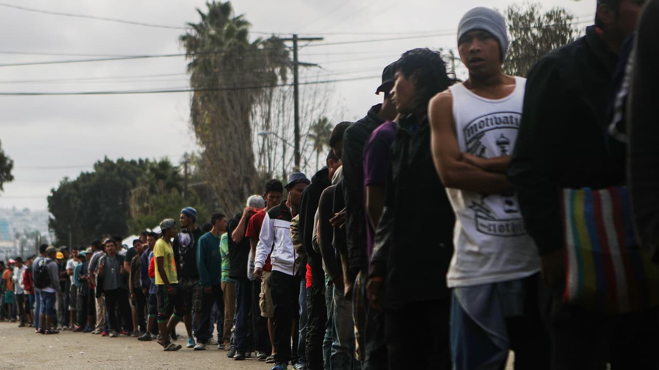 En carpas y por videoconferencia: así comenzarán a tramitar las solicitudes de asilo de inmigrantes en la frontera