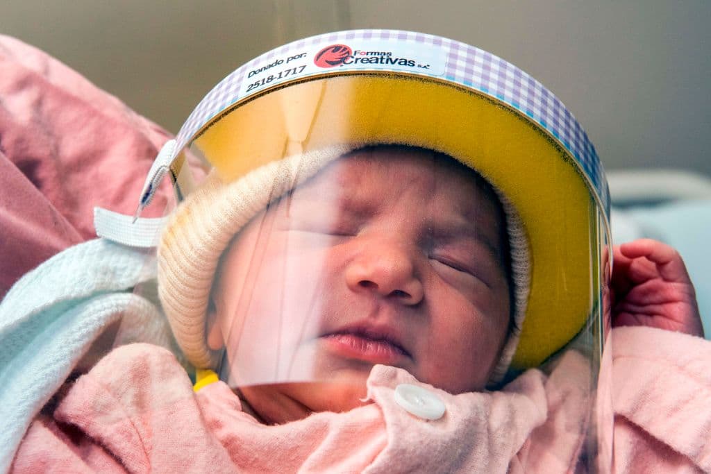 Los bebés que nacen en los hospitales públicos de Costa Rica reciben una careta protectora 
<i>(face shield) </i>como parte de las medidas para salvaguardarlos de un posible contagio. Las diminutas máscaras cubren el rostro del recién nacido mientras permanece en el hospital con la madre.
<br>