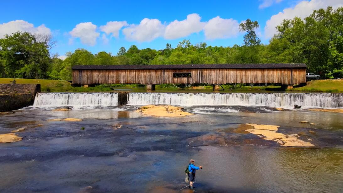 La principal atracción del parque, que cuenta con 1,118 acres
<a href="https://www.univision.com/local/atlanta-wuvg/watson-mill-bridge-state-park-aventura-historia-georgia-fotos"><b>, es el puente de madera cubierto de 229 pies sobre el río South Fork</b></a>, el cual le da su nombre: el Watson Mill Bridge.