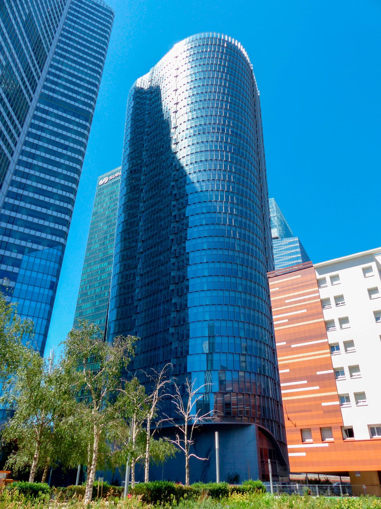 <b>Tour Alto (Courbevoie, Francia)</b>
<br>
<br>Este edificio de 525 pies (160 metros) de altura tiene una peculiar fachada redondeada, construida con más de 3,800 bloques de vidrio. Obtuvo el sexto lugar del premio Emporis. 
<br>
<br>Según el concurso, el número total de edificios elevados completados cayó un 20% en comparación con 2019, una de las consecuencias de la pandemia.
<br>