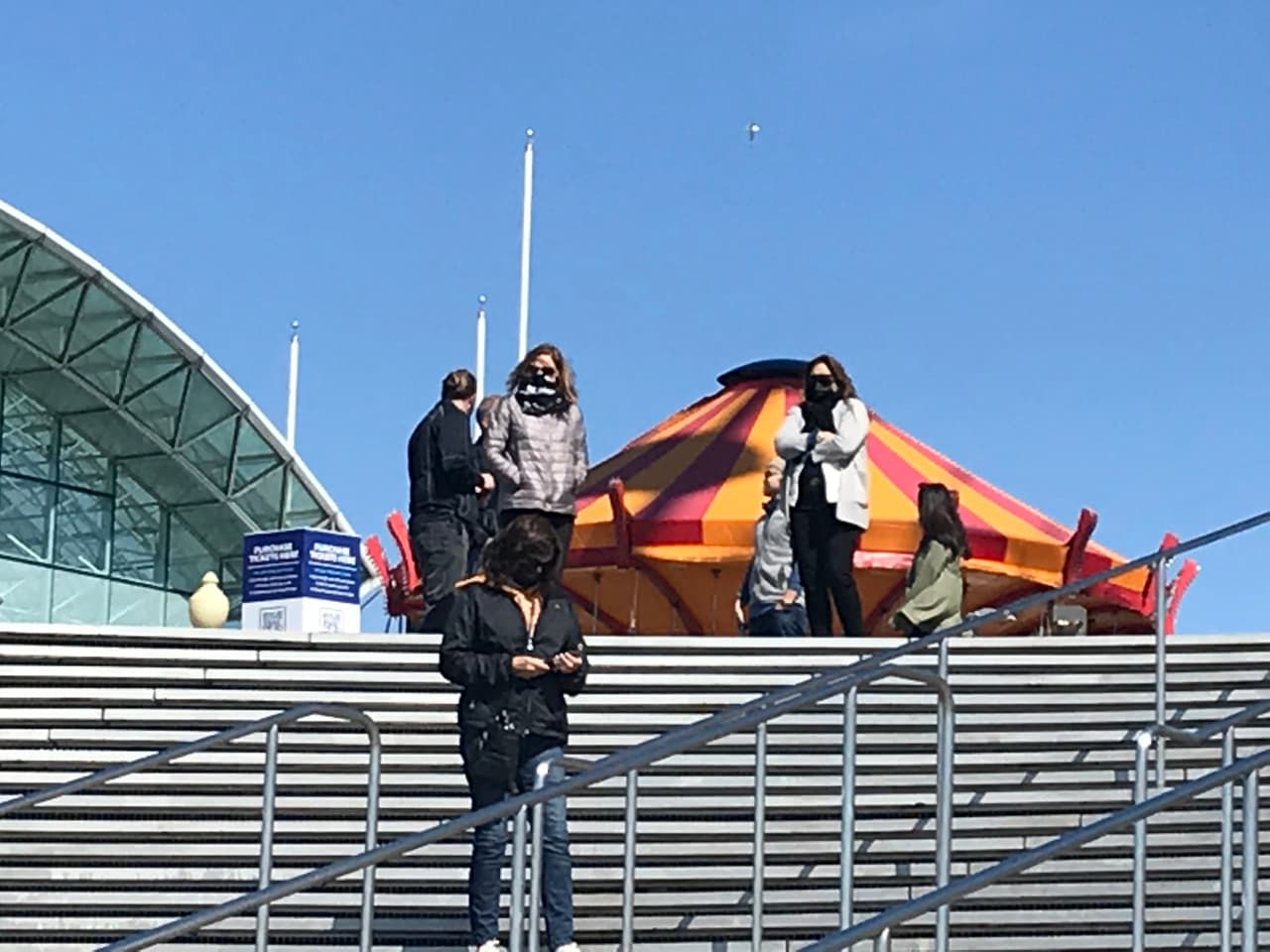 Los visitantes también deben lavarse las manos con regularidad y/o utilizar los más de 90 dispensadores de desinfectante de manos disponibles en todo el muelle. Aquellos que están enfermos, tienen síntomas o diagnóstico de covid-19 o han estado expuestos a alguien con síntomas o diagnóstico deben quedarse en casa o buscar atención médica.