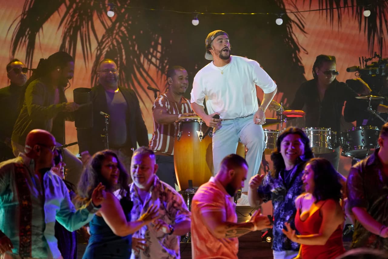 El maestro de ceremonias Trevor Noah presentó a Bad Bunny 
<b>calificándolo como una "fuerza global"</b> al ser el artista más escuchado del mundo por 'streaming'.
<br>