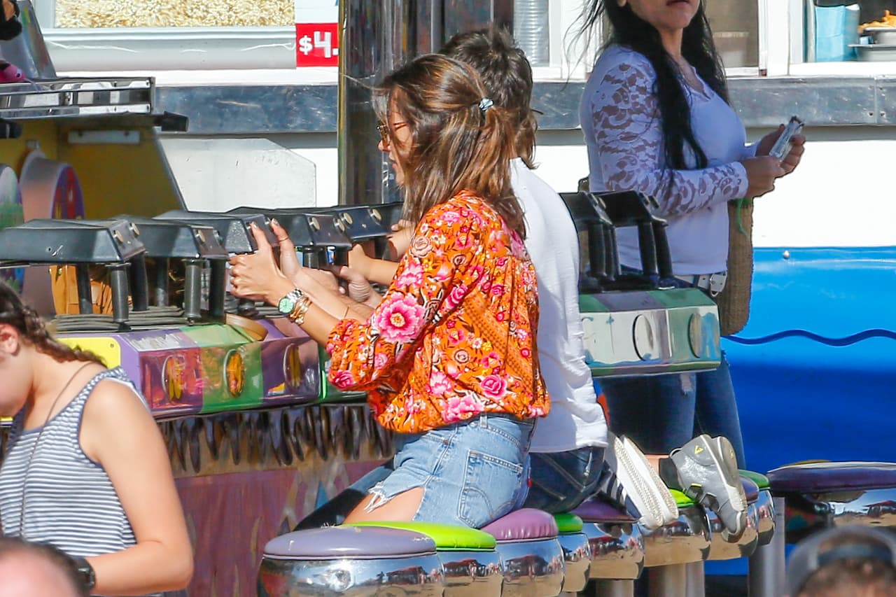 Sentada y jugando al igual que sus peques, ella pasó una tarde fabulosa.