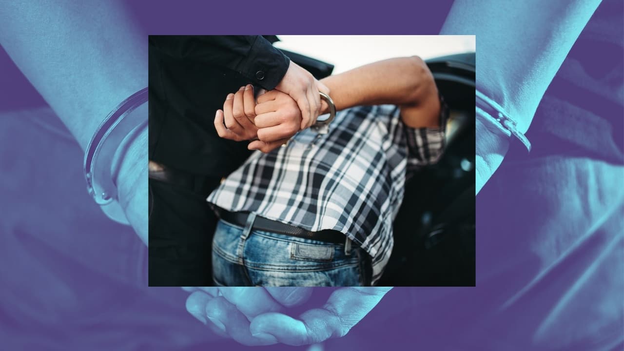 Entra a robar una casa y la policía lo encuentra abajo de la cama